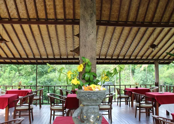 Tepi Sungai Sidemen (Bali)
